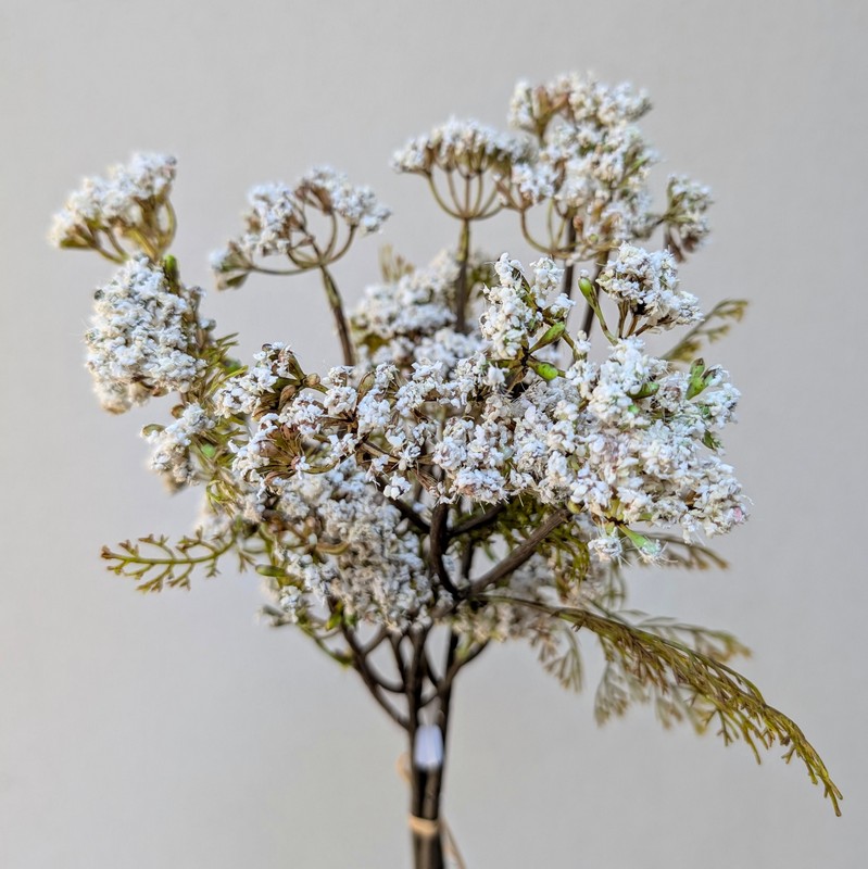 Ramo con fiori artificiali seseli bianchi